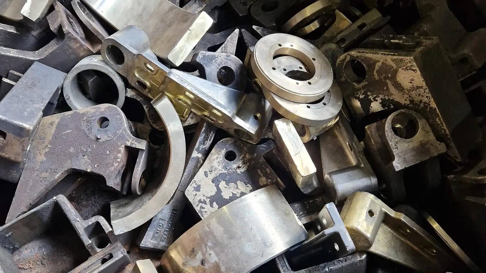 Aluminium-Gussteile aus dem Maschinenbau in Nahaufnahme
