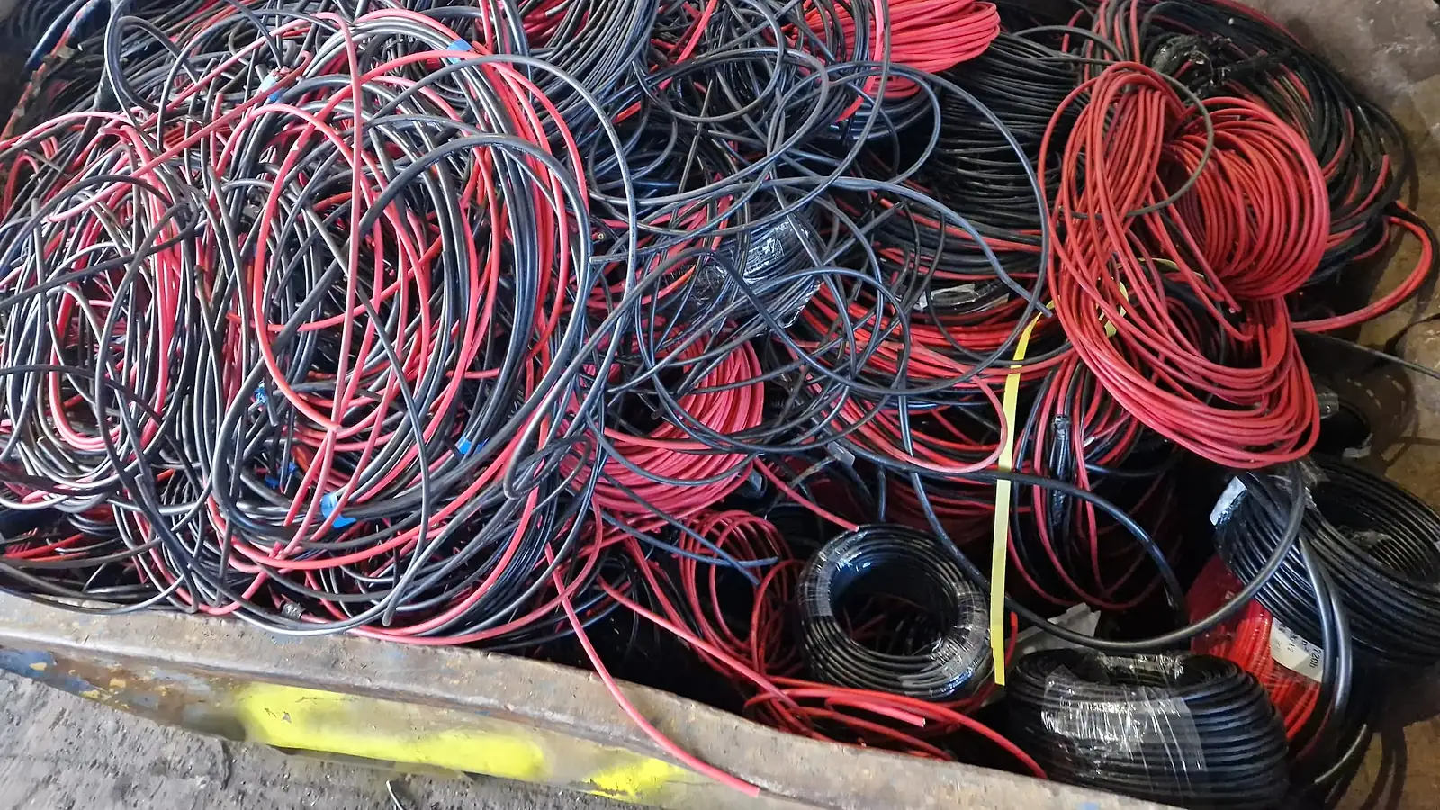 Rote und schwarze Kabel in einer Schrottbox