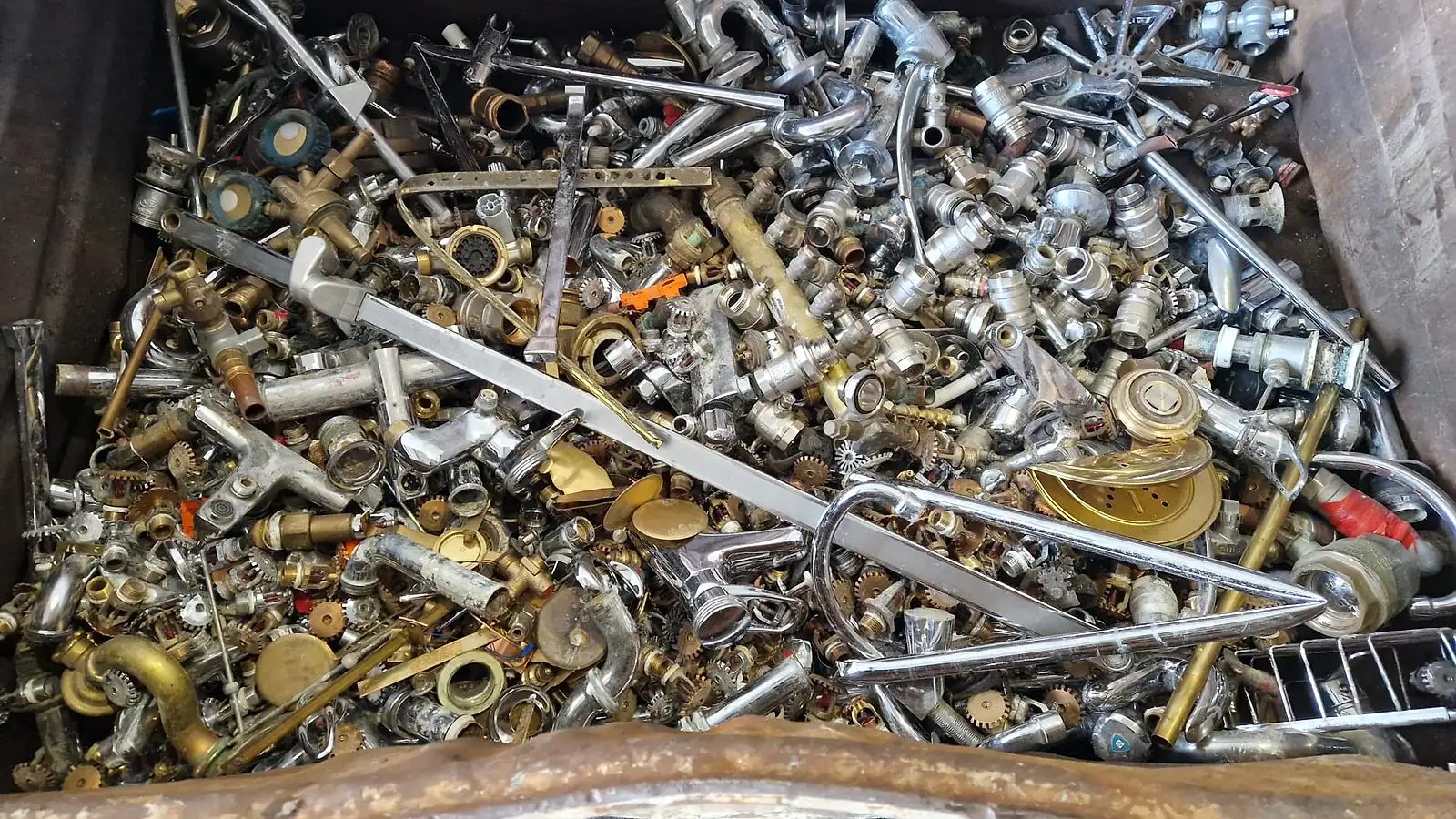 Box voller Messingteile, Armaturen und Fittings