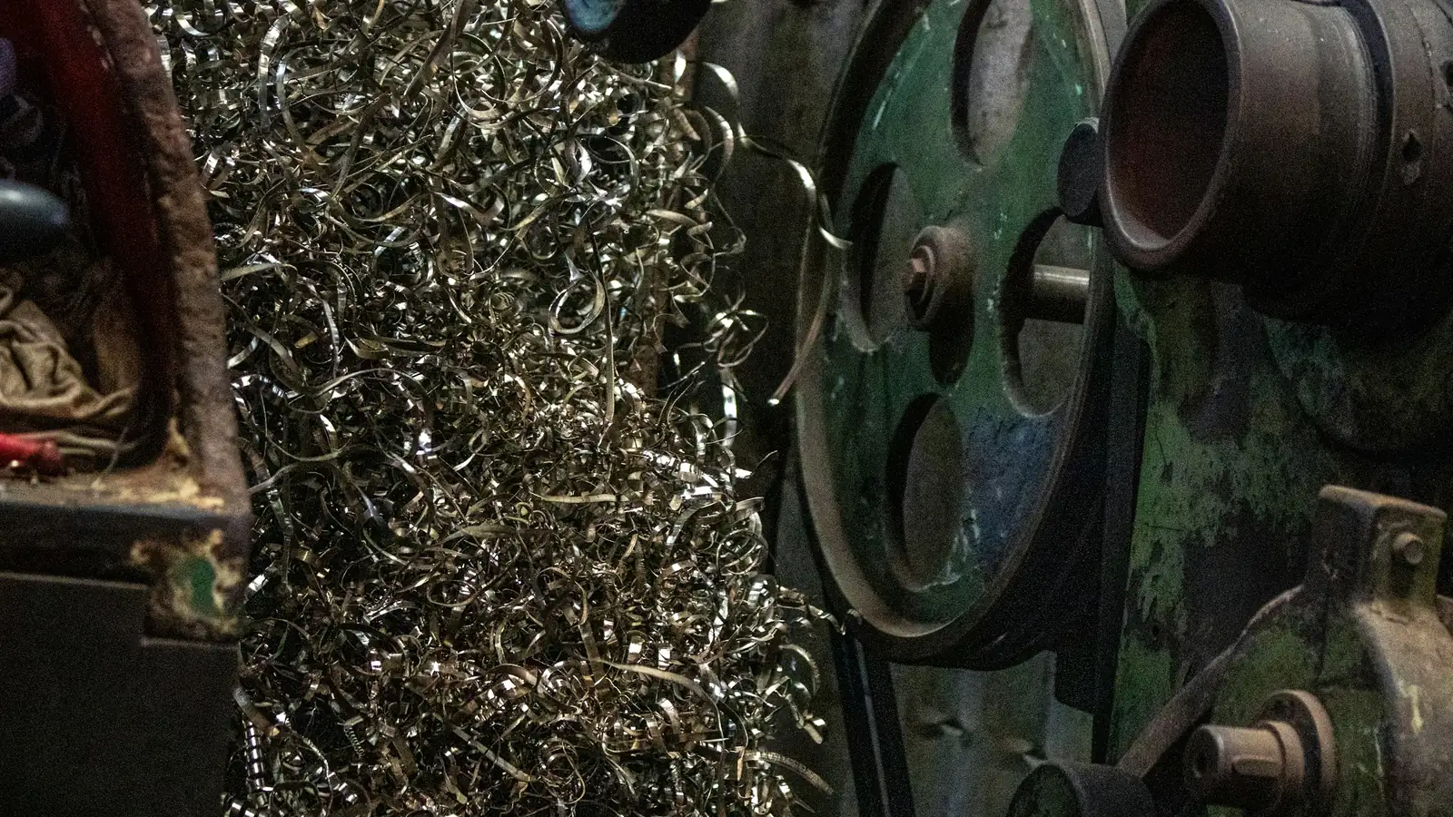 Metallspäne neben einer alten Werkzeugmaschine