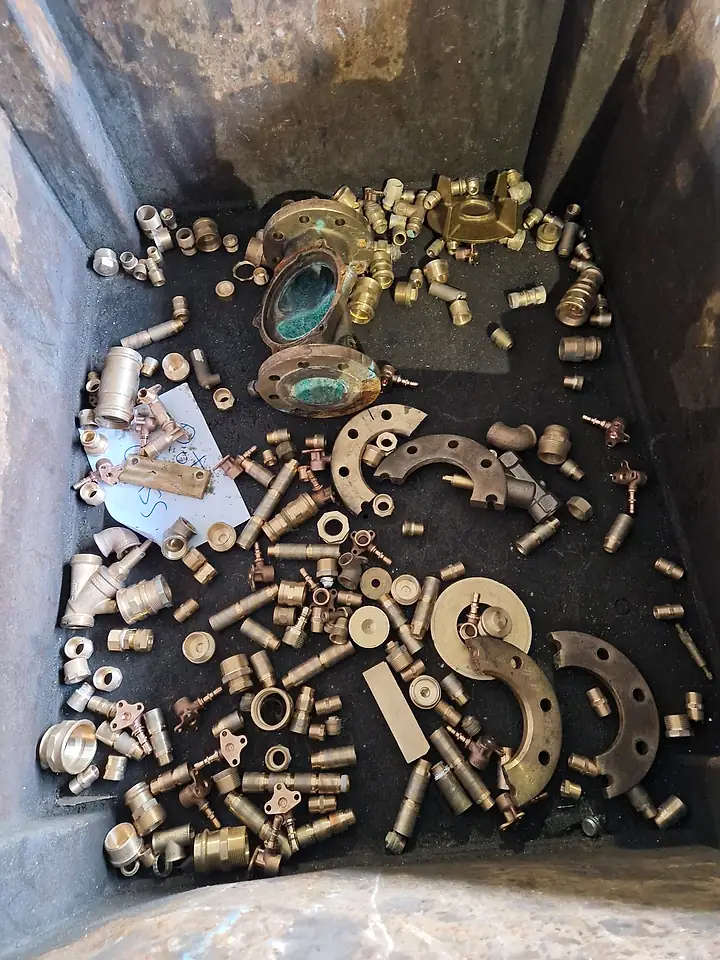 Sortierte Messingteile und Fittings in einer Box